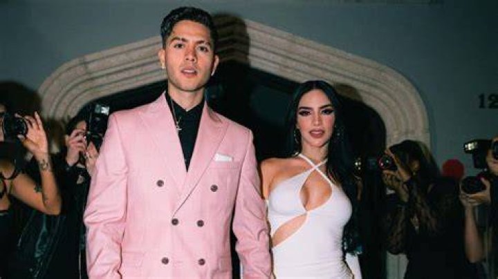 Kimberly Loaiza and Juan de Dios pose for photos during the T&uacute; Awards Red Carpet on November 9, 2019 in Mexico City, Mexico.